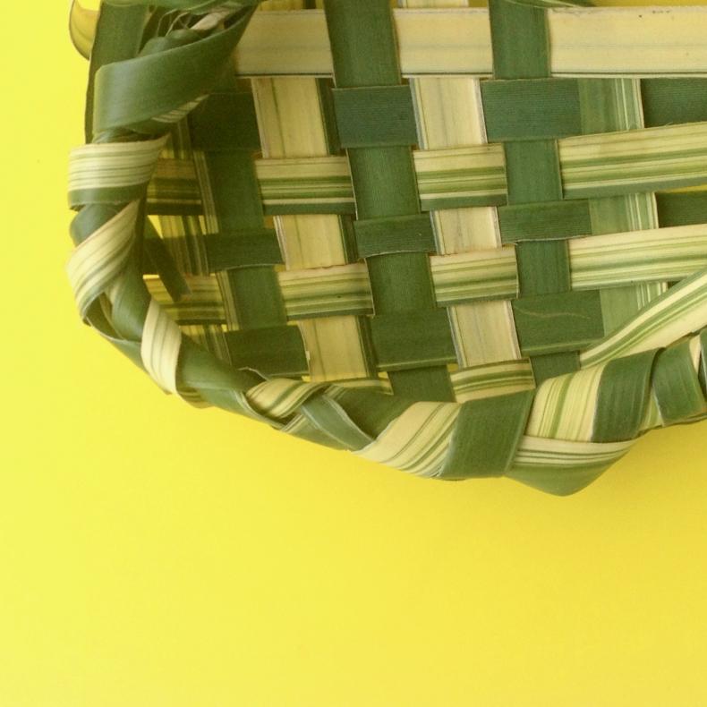 tissage et enroulage de la feuille de palmier autour d'une tige