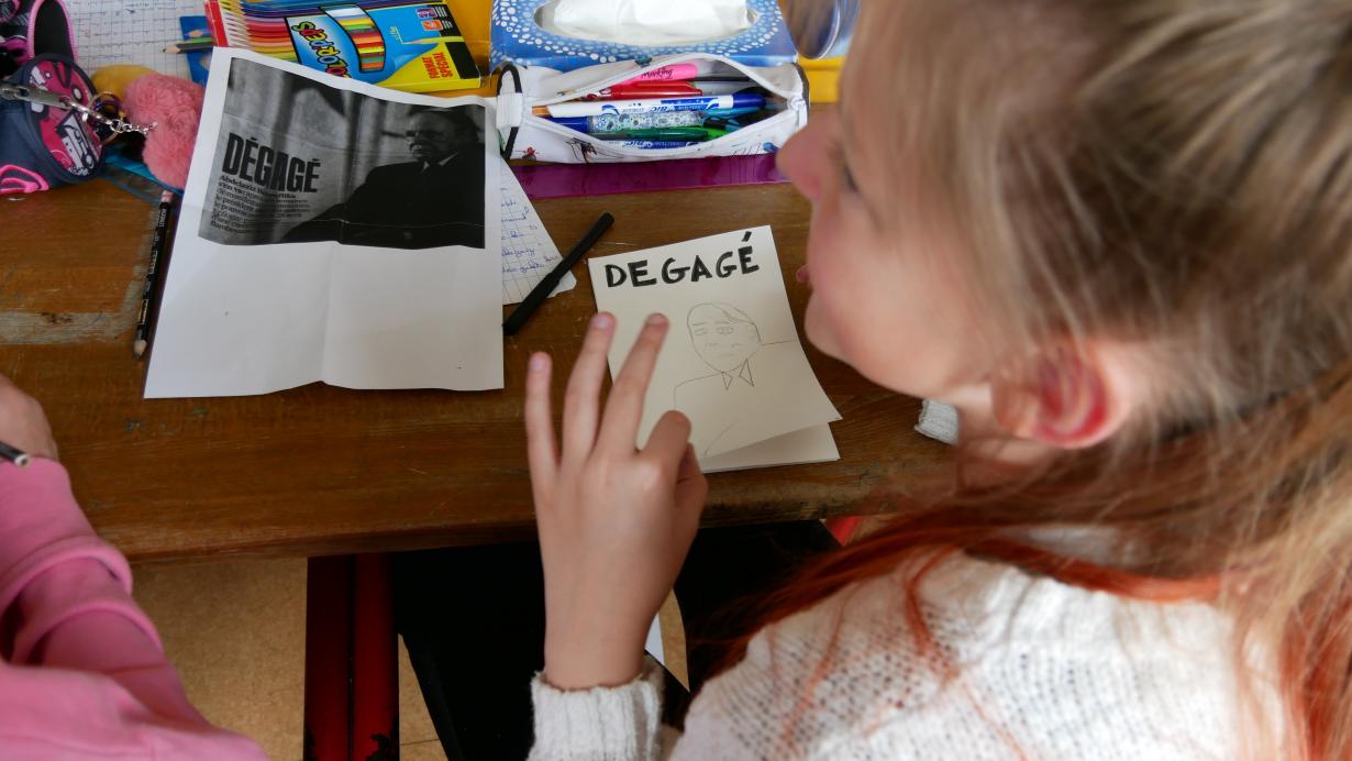 à propos de ce qui se passe, se passera ou pourrait se passer