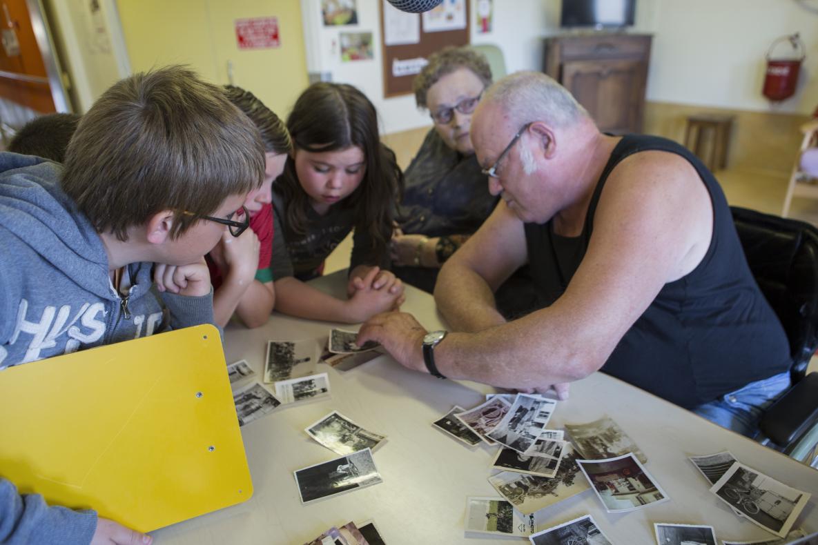 Michel fait découvrir ses photos de famille aux élèves
