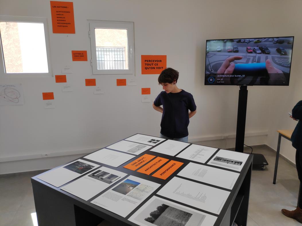 Vu de l'exposition avec table thématique