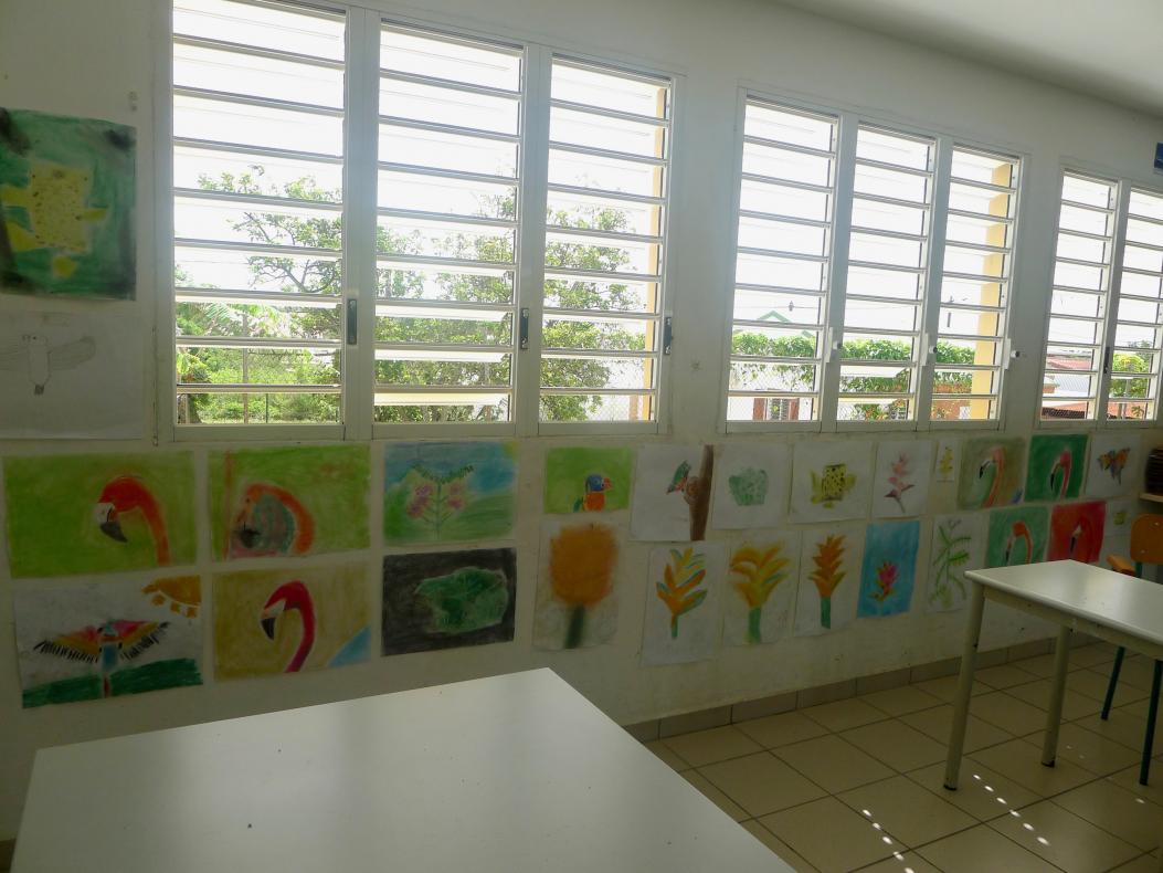 les dessins affichés en salle de classe