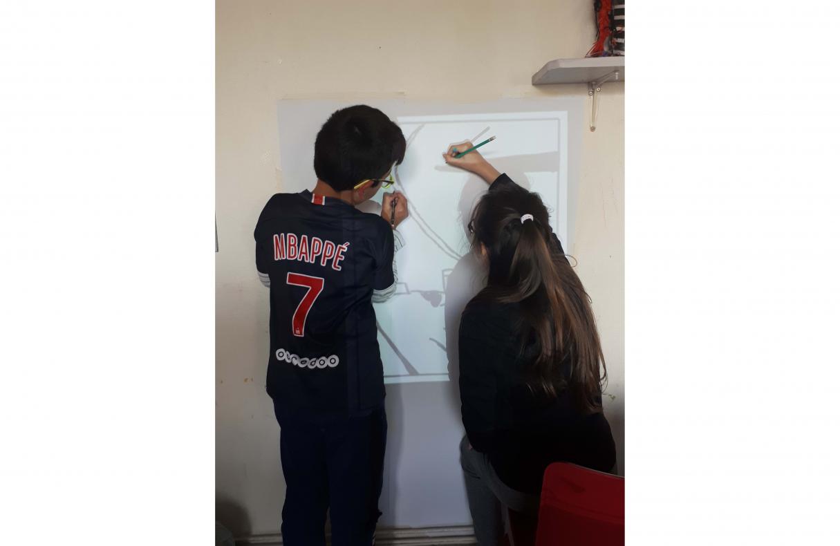 Après avoir travaillé de manière individuelle dans leur cahier, les enfants entament le projet collectif.