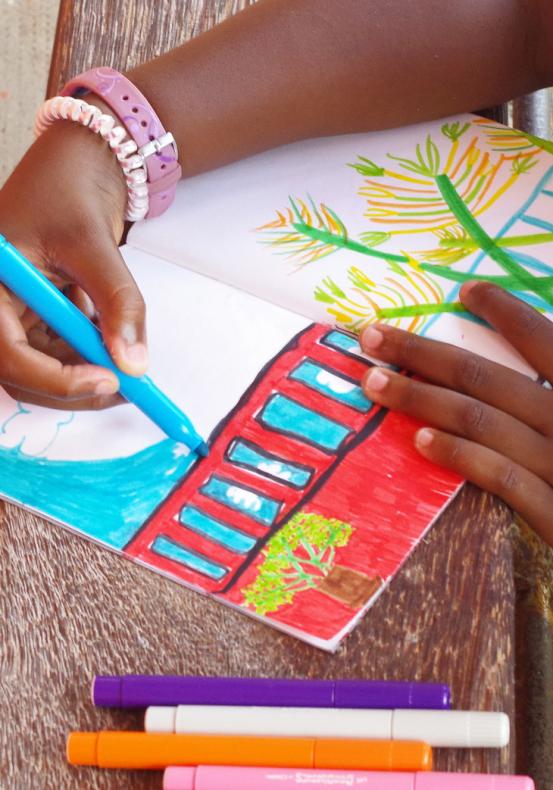 Kételyne dessinant dans son carnet
