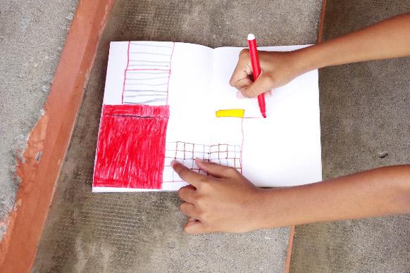 Luddjiane dessinant dans son carnet