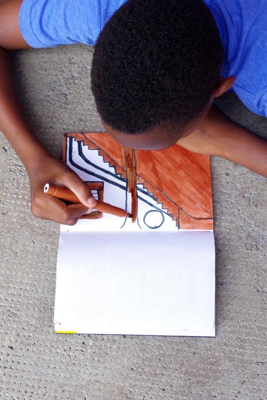 Ivan dessinant dans son carnet