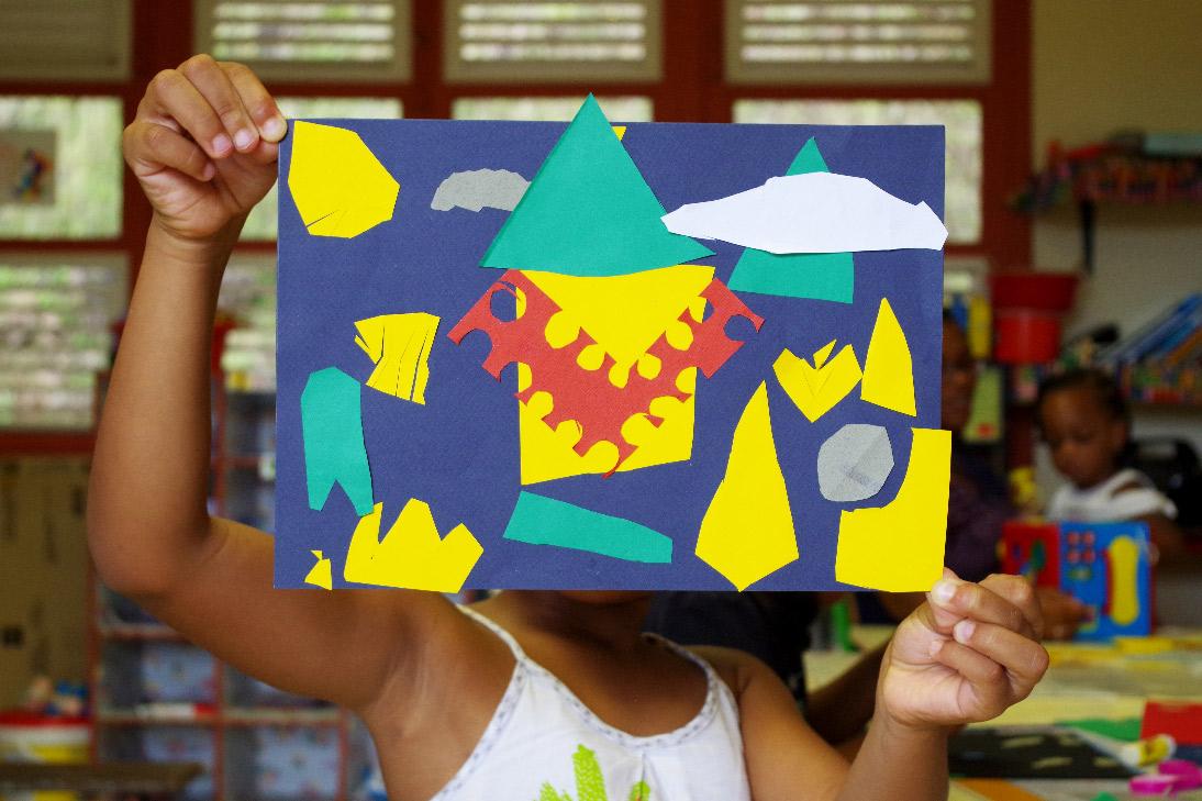 Aliyah montrant son collage