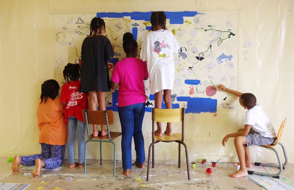Amélye, Cynthia, Jennissa, Kétlyne, Luddjianne et Joshua peignant la fresque