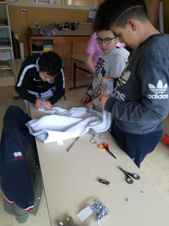 création des costumes par petits groupes 