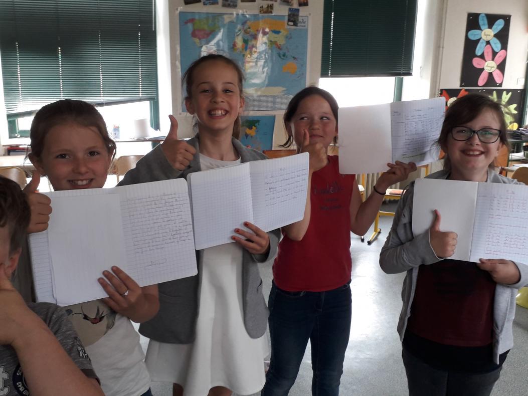 Quelques élèves de la classe avec leurs contes inventés.