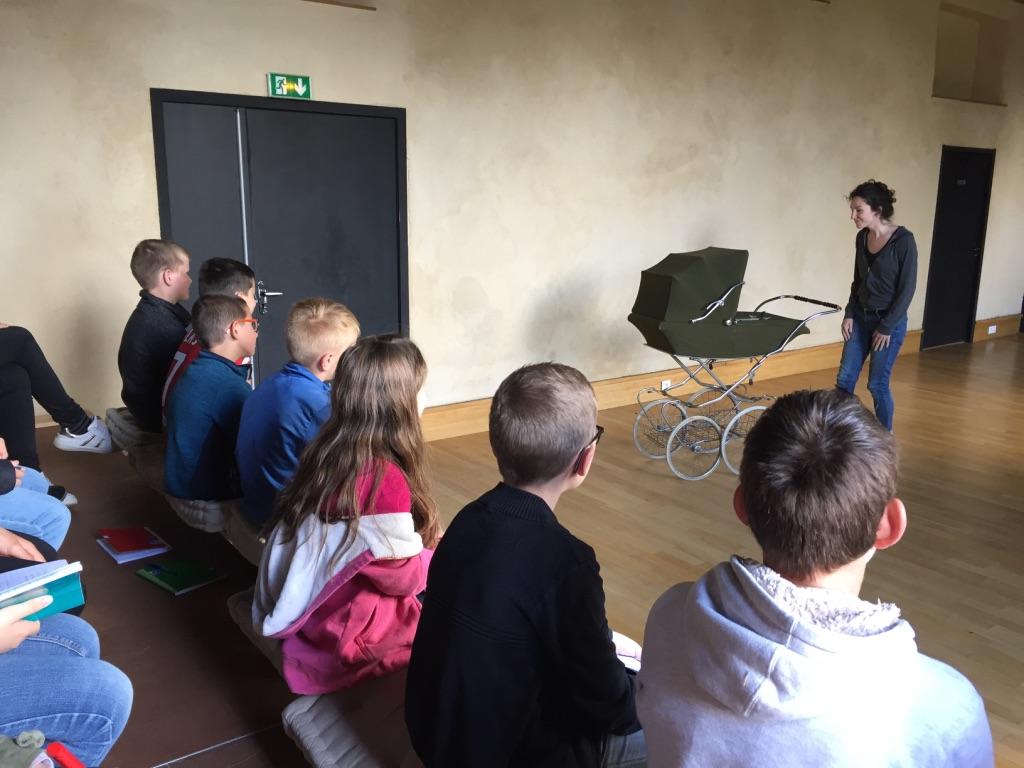 Extrait du spectacle Héritages pendant la présentation aux élèves de Saint-Péver