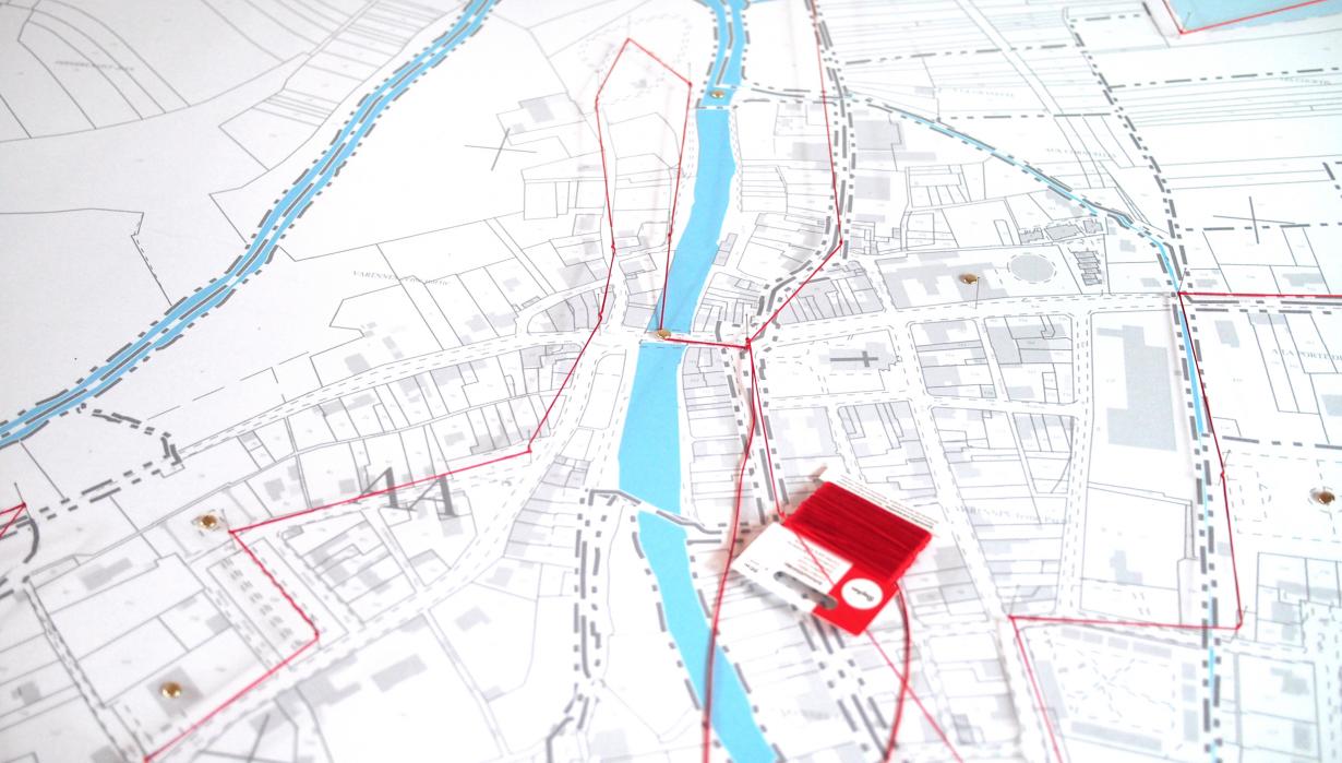 Les élèves reconstituent au fil rouge le tracé du parcours effectué lors de la promenade collective. 