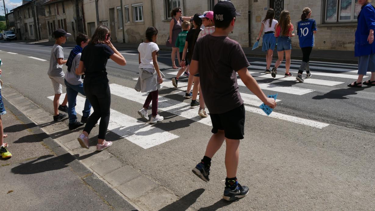 à propos de ce qui se passe, se passera ou pourrait se passer