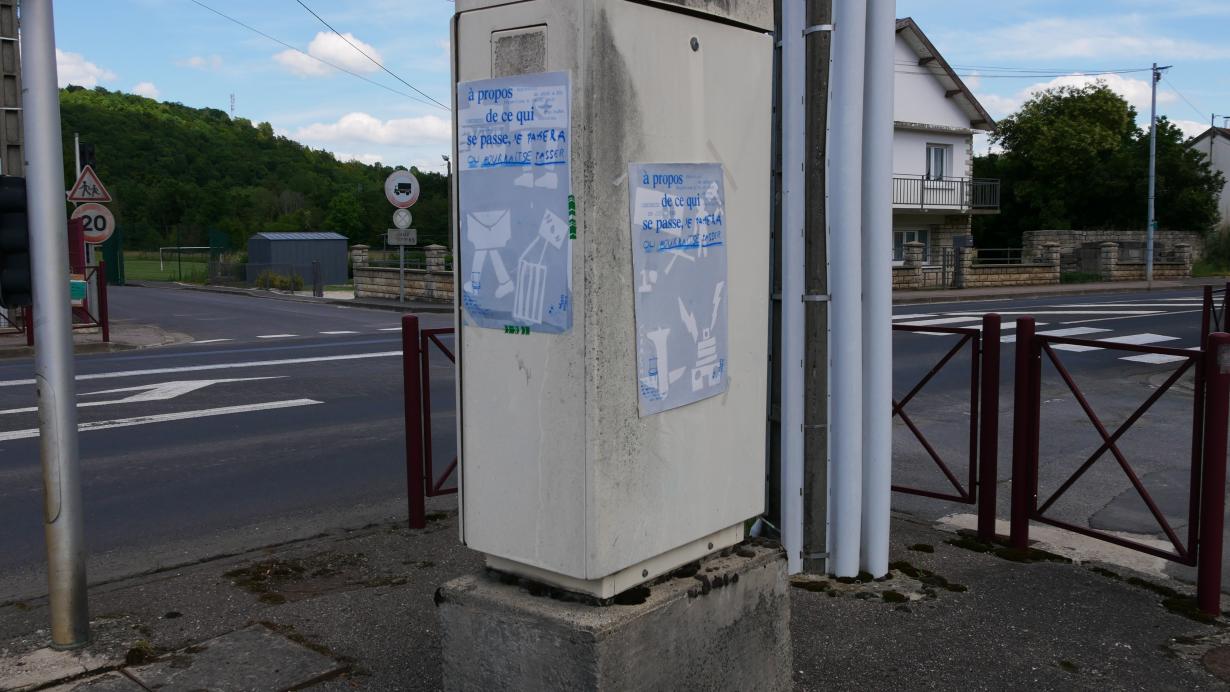 à propos de ce qui se passe, se passera ou pourrait se passer