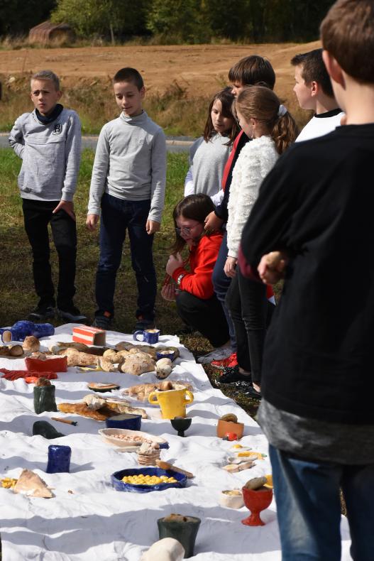 Kids devant le banquet
