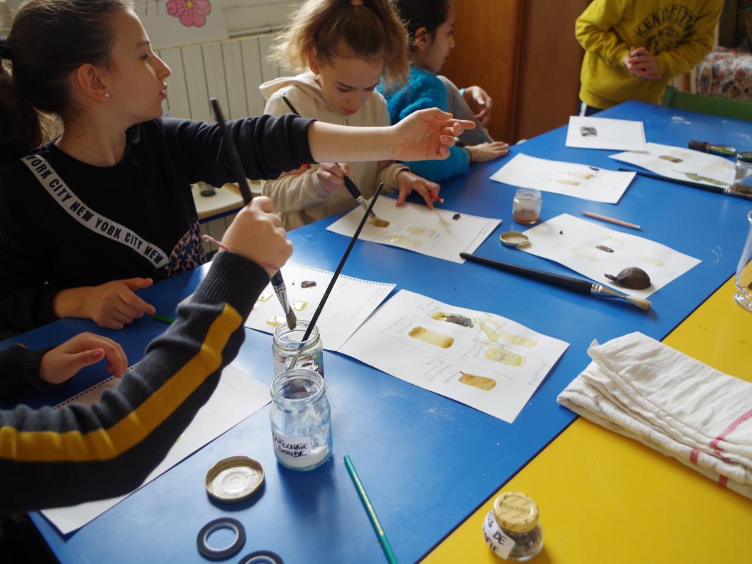 Les enfants testent leurs encres sur leur carnet de recherches