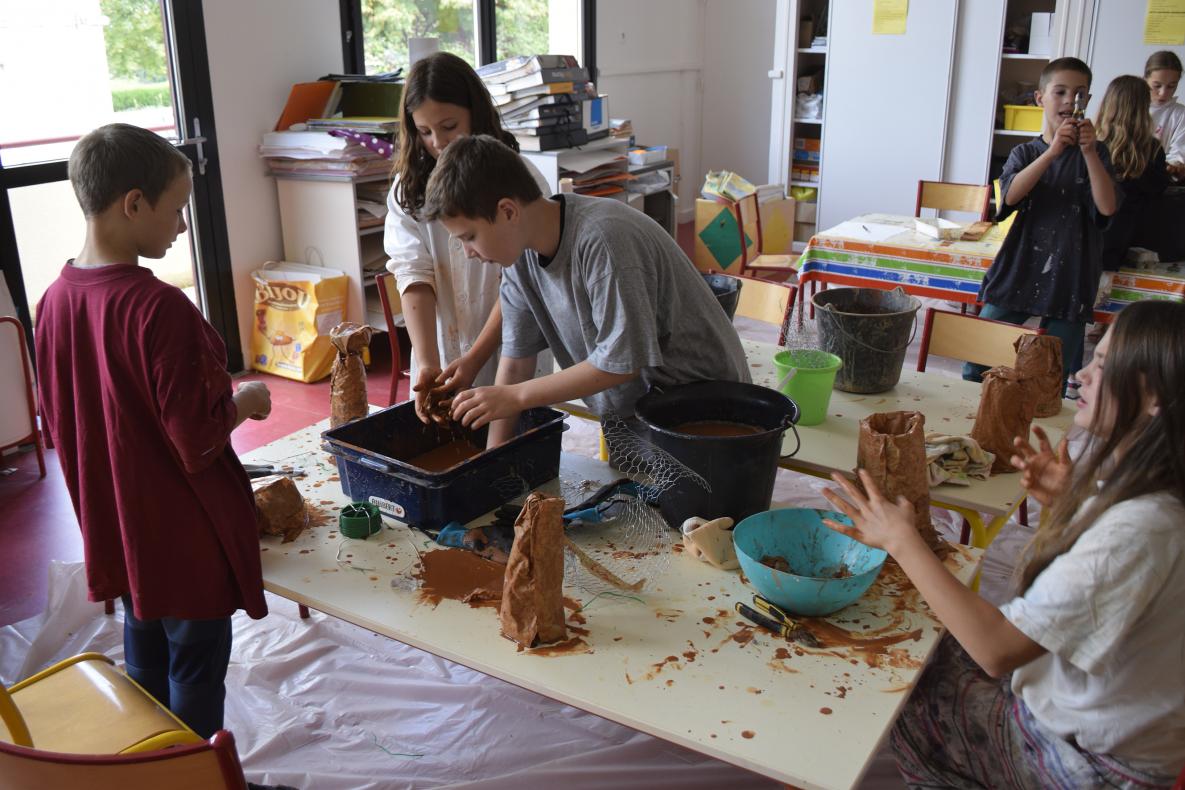 Argile et pâte à papier, en cours d'atelier.