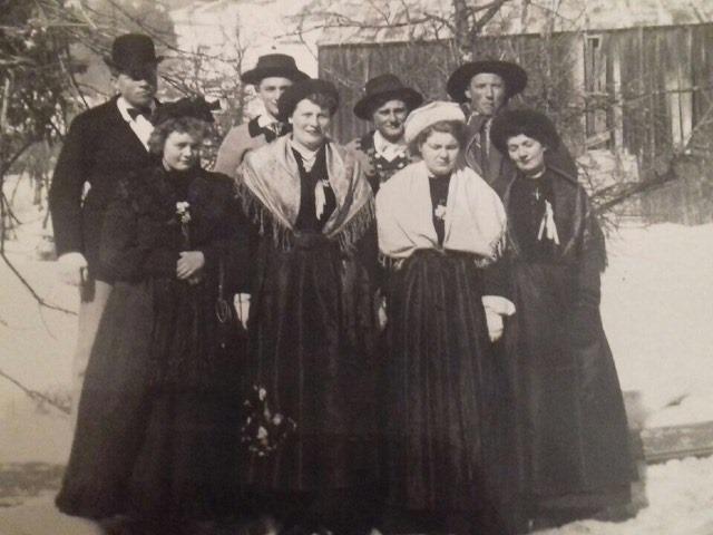 Groupe de dans folklorique, les visages des habitants