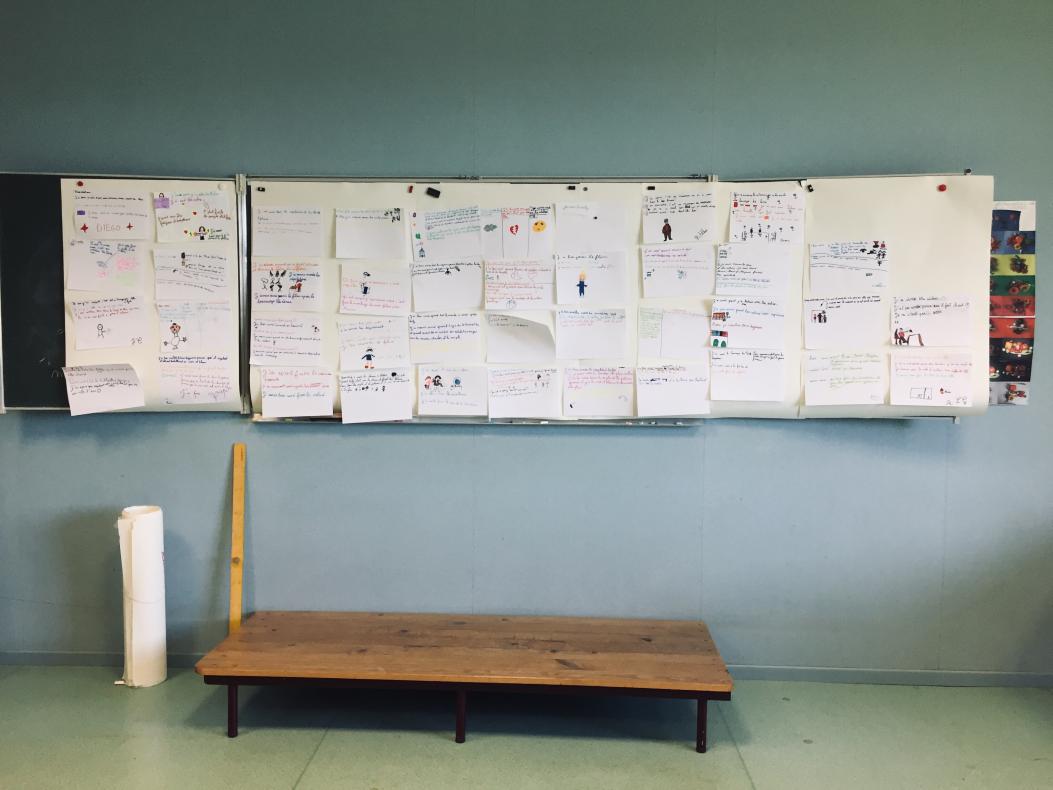 Tableau en salle s'arts plastiques avec tous les retours d'une classe