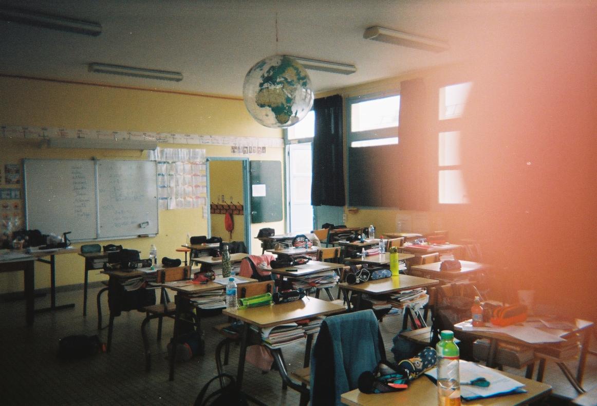 Photo prise à l'appareil photo jetable en classe.