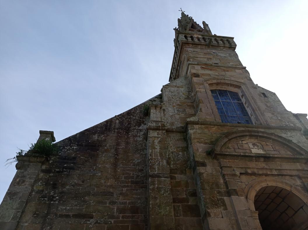 Fronton de l'église de Douarnenez