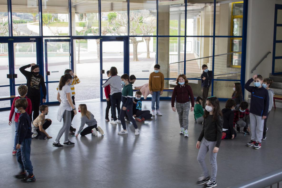 Travail autour de la démarche (équilibre) et de solidarité (la mission est d'aider les autres dès que possible)