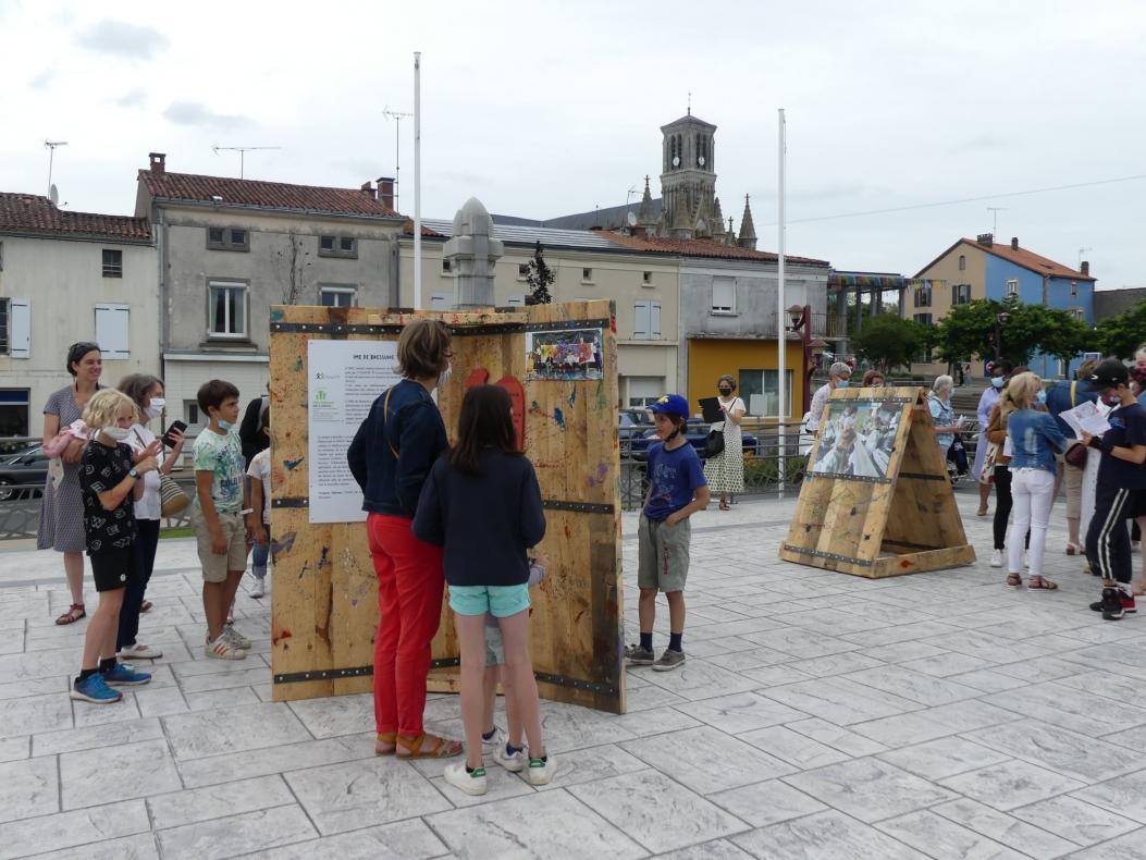 Première étape : sur le parvis de la mairie 