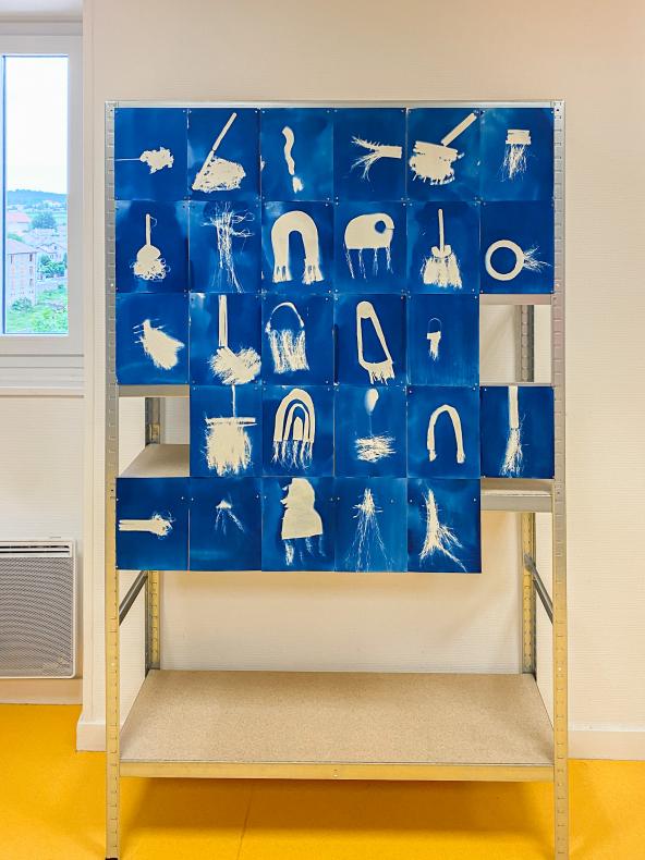 Mur de cyanotype réalisé avec les élèves au tout début de résidence (voir article correspondant) ©Margot Behr