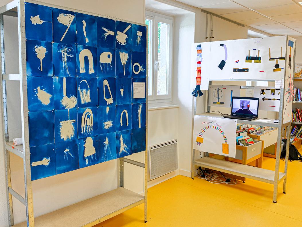 Cyanotypes et module sur les balais contenant les posters et la vidéo (voir article correspondant) ©Margot Behr