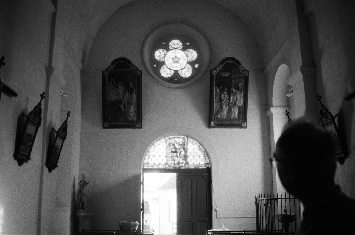 L'entrée datant du 19e siècle, vu depuis l'intérieur de l'église