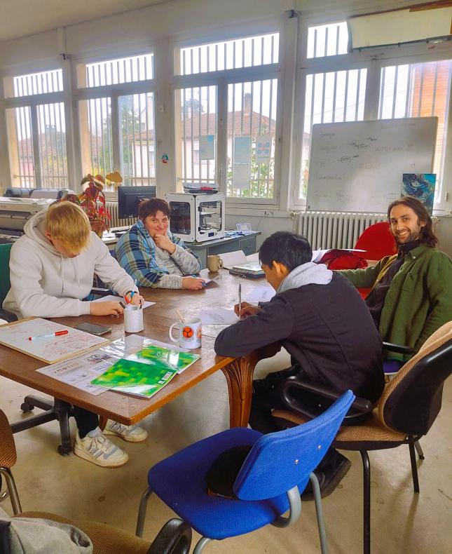 Débuts de l'atelier avec de g. à dr. Evann, Anne-Lyse, Atilla et moi