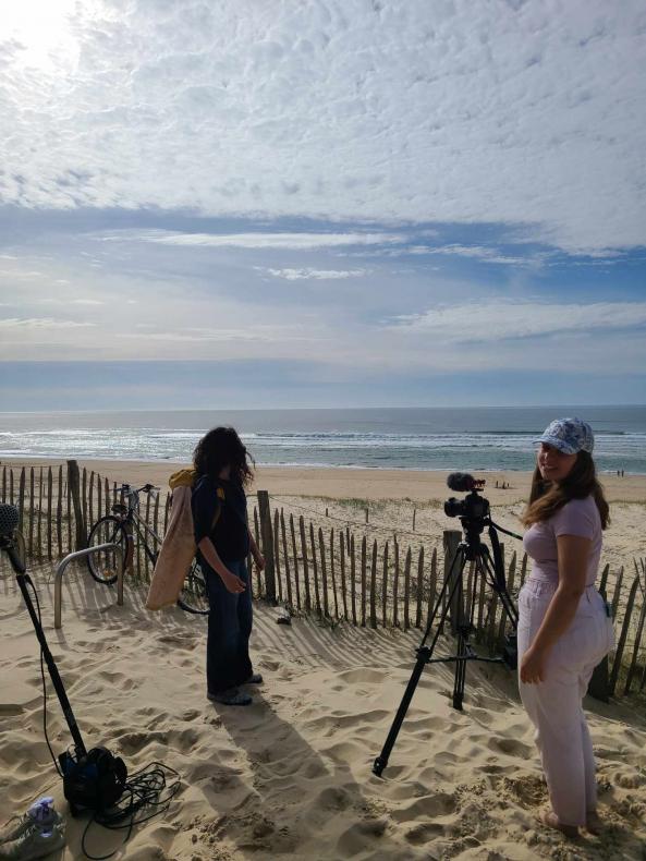 Tournage à la plage de Lespecier avec Camille Thibaud et Lisa Sandra Millo
