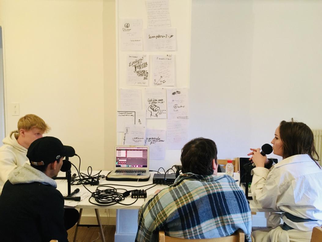 Plateau-radio en cours aux trois lapins 