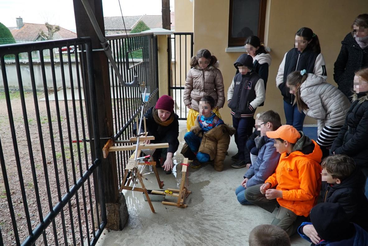 la machine avec Jule et une groupe d'enfants