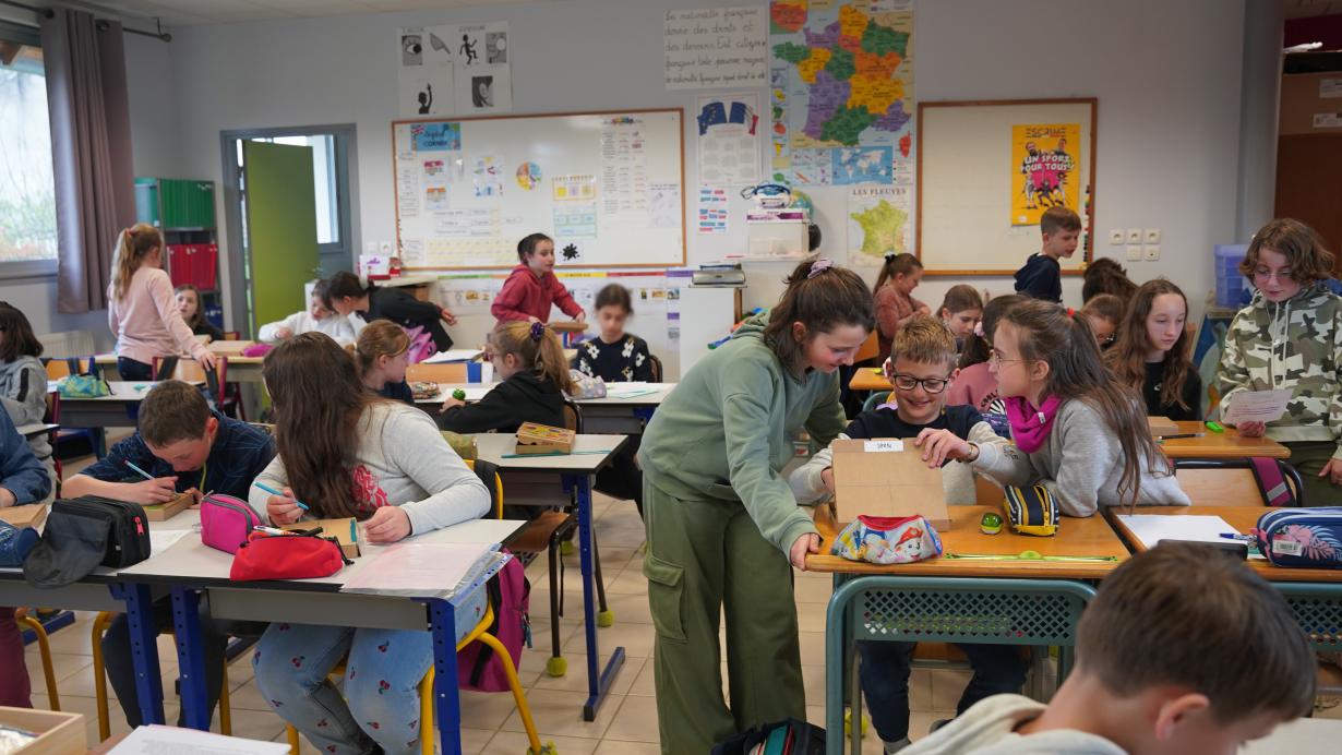 Les enfants consultant leurs boites en début d'intervention.
