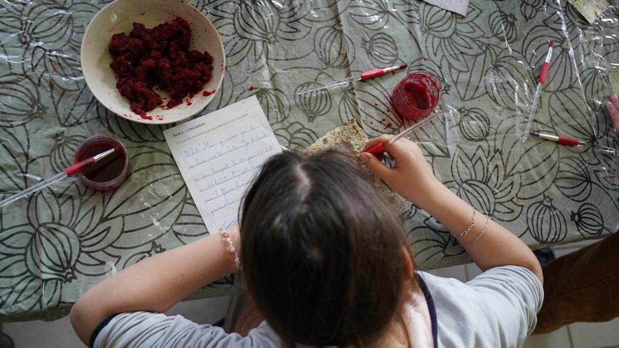 Ecriture de la lettre avec du jus de betterave