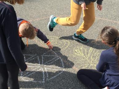 Une partition à danser pour la cour de l’école de Mirabel