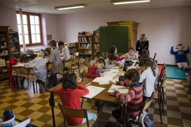 Ambiance de travail de dessin de lettres à l’École Primaire Publique de Saint-Romain lors de la première séance.
