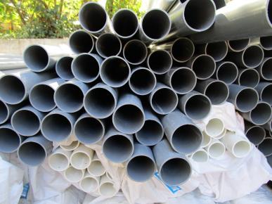 Livraison de tubes en PVC.