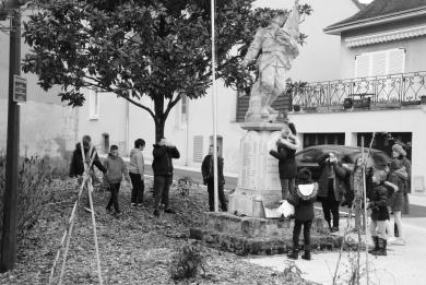 Les enfants prennent en photo leur "objet-souvenir" sur la place du Theil sur Huisne.