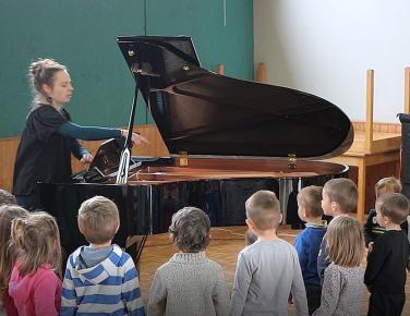 Le piano à queue dans la cantine
