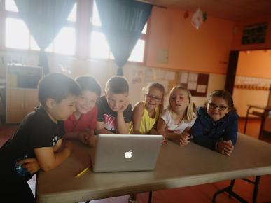 les enfants écoutent ce qu'ils ont enregistré