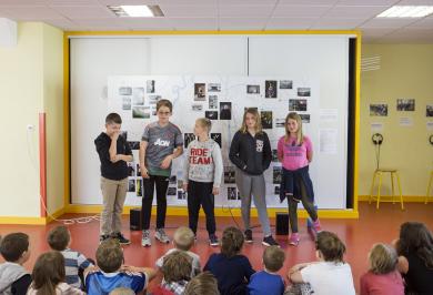 Les CM2 présentent leur travail aux autres classes de l'école