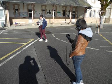 Des prises de sons, dans la cours.