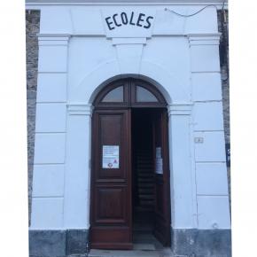 Porte de l'école de Vescovato, donnant sur la place du village, le jeudi 12 mars