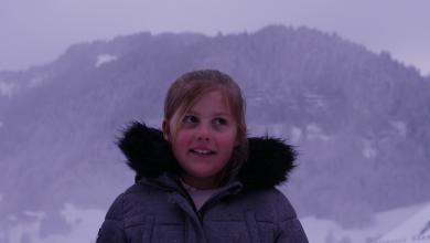 A la sortie de l'école, la neige est tombée. Changement de décors. La montagne s'habille de son voile blanc.