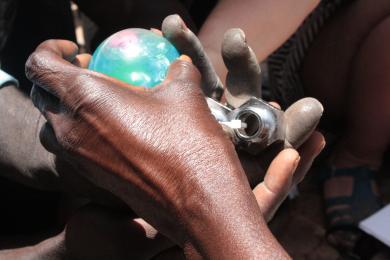 Dernier objet échangé lors du troc activé sur le marché. "Ce troc n°1 se termine avec Sidou Dabo, qui me tend une balle rebondissante bleue, en pensant qu’il s’agit uniquement de donner. Il met un instant à comprendre qu’il s’agit d’un échange. Il repart avec en main une brosse en métal pour poncer (ponçage diamètre 50mm)."