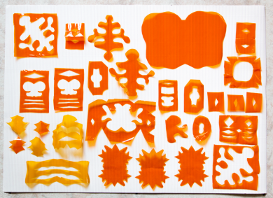 vue d’atelier, découpes de film transparent orange sur carton canson ondulé, 2023