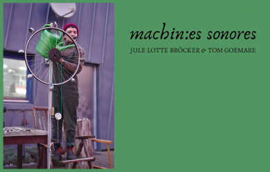 une personne, Jule, avec un arrosoir, derrière une machine avec une grande roue de vélo