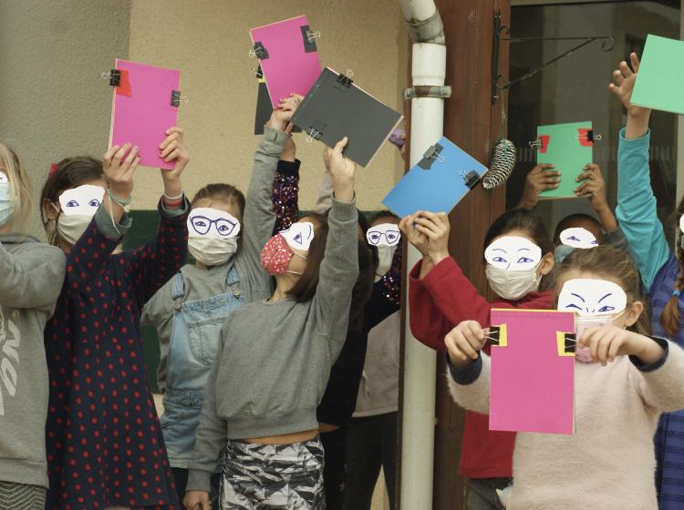 Les enfants du premier groupe (CE2-CM1) se préparent avec enthousiasme à percer leurs carnets au marteau et aux clous pour préparer la reliure japonaise.