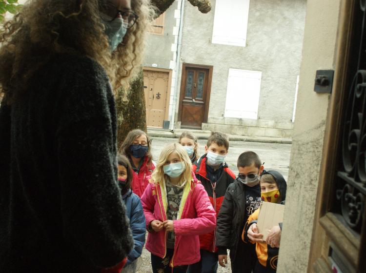 Arrivée des enfants aux portes de l'atelier...